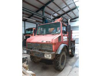 Camion grue UNIMOG