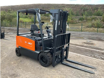 Chariot élévateur électrique Doosan B30X-7 PLUS: photos 4