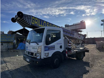 Camion avec nacelle NISSAN