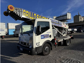 Camion avec nacelle NISSAN