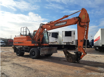 Pelle sur pneus DOOSAN