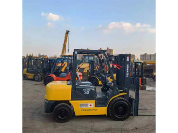 Chariot élévateur diesel Used Komatsu FD30 Forklift with  Good Condition and High Performance for sale in shanghai yard: photos 2