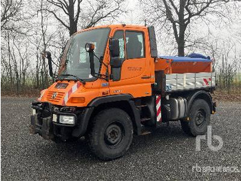 Véhicule de voirie/ Spécial UNIMOG U300