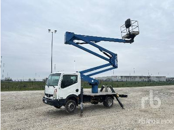 Camion avec nacelle NISSAN