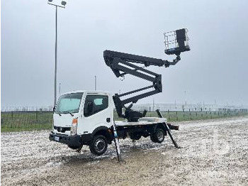 Camion avec nacelle NISSAN