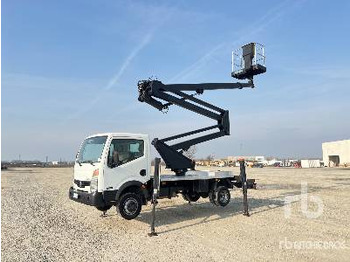 Camion avec nacelle NISSAN