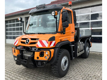 Véhicule de voirie/ Spécial UNIMOG