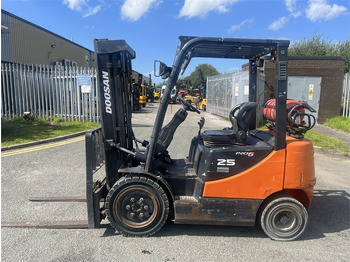 Chariot élévateur à gaz DOOSAN