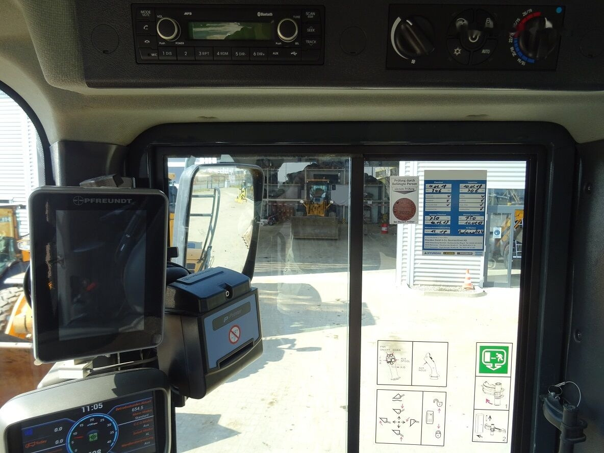 Chargeuse sur pneus Hyundai HL 975: photos 27