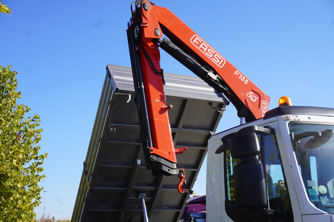 Camion grue IVECO Stralis 310 E6 / NEW 3-sided tipper / Fassi F135 crane with remote control: photos 38