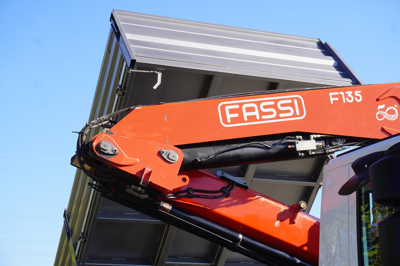 Camion grue IVECO Stralis 310 E6 / NEW 3-sided tipper / Fassi F135 crane with remote control: photos 37