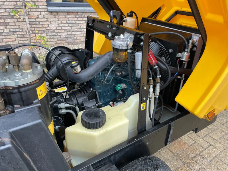 Compresseur d'air Kaeser M27 Kubota 2,7 m3 / min 7 Bar 18 kW Mobiele Silent Diesel Compressor: photos 10 Compresseur d'air Kaeser M27 Kubota 2,7 m3 / min 7 Bar 18 kW Mobiele Silent Diesel Compressor: photos 10